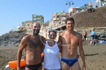  Cristo Cárdenes e Iria Otero, vencedores de la XVI Travesía a Nado de Salinetas (Foto TA)